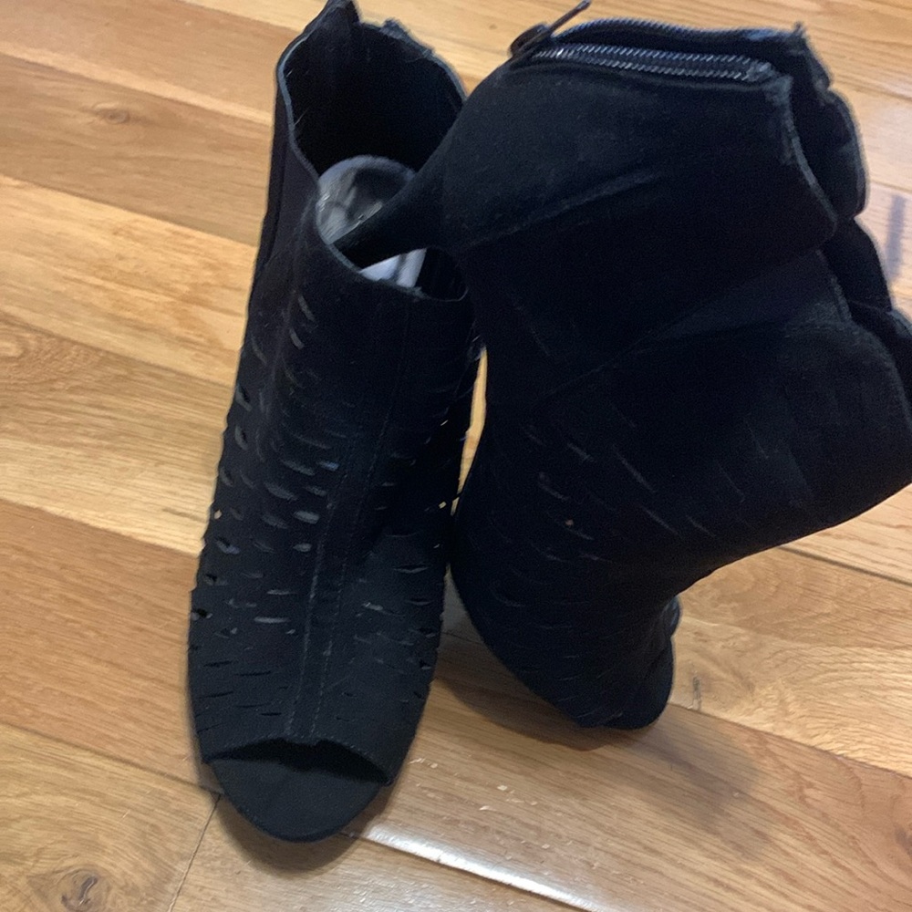Size 8.5 open toe boots in great shape. Hardly warn.